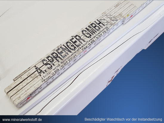 Detail - Waschtisch vor der Instandsetzung