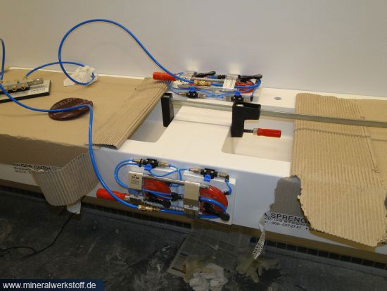 Verklebung von Waschtischen vor Ort 2